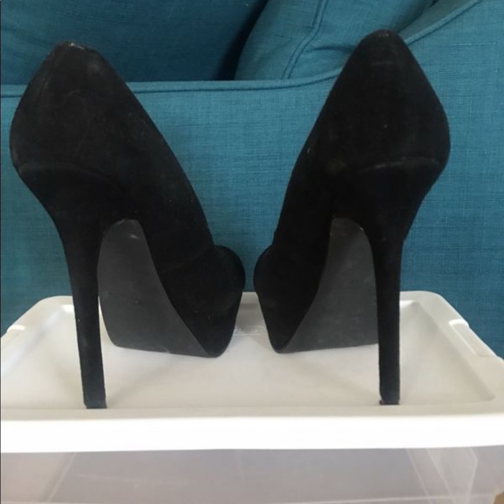 Black pumps